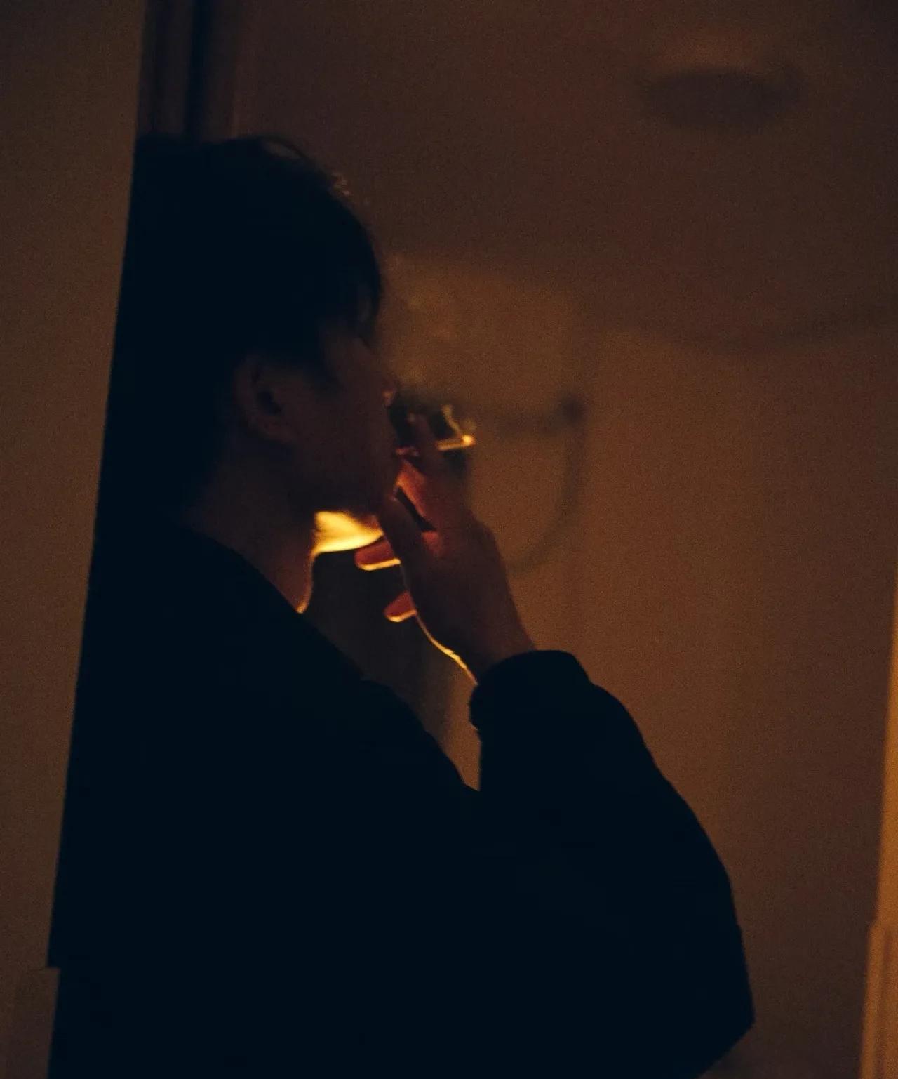 记住了，永远不要指望一个没有血缘关系的人，会站在你的角度替你考虑，也没有人