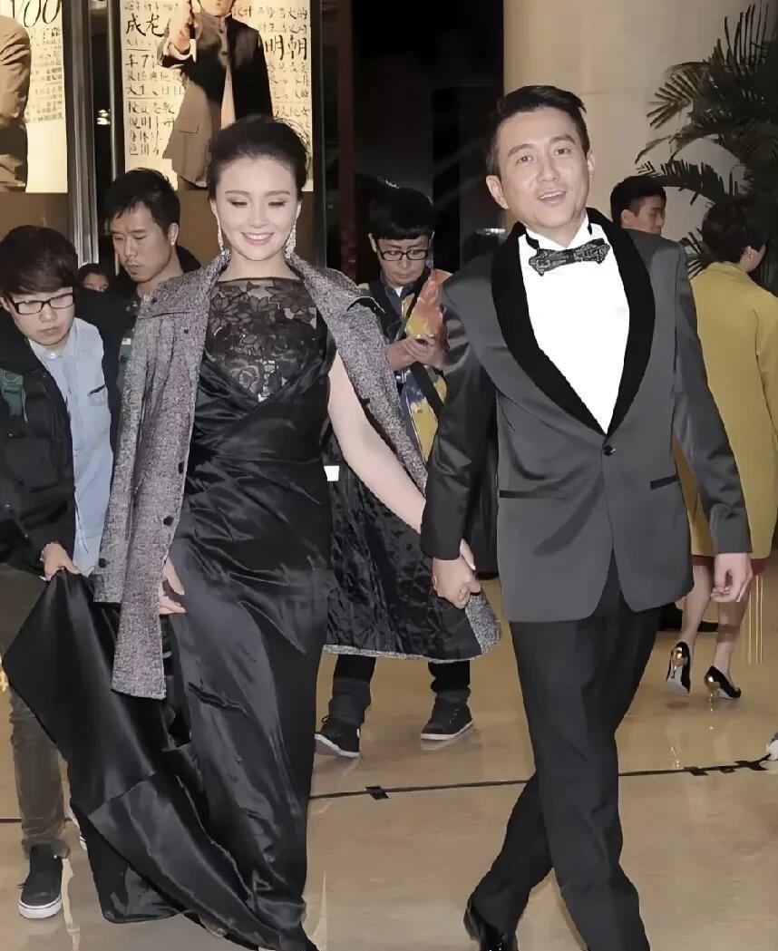 万万没有想到，他们是一对夫妻。女的鹅蛋脸、杏核眼，独一无二的万能颜值，看起来魅力