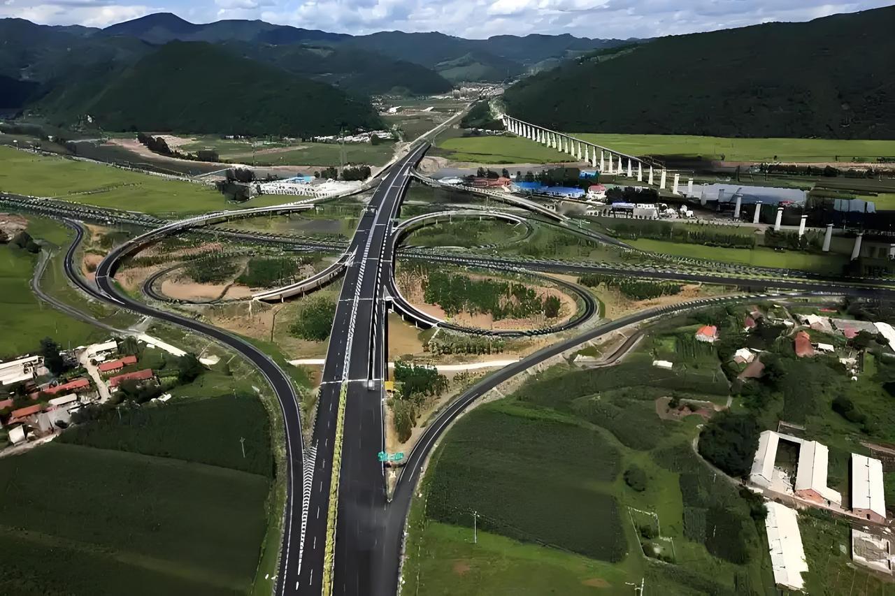 大冶到花湖机场提速，这交通便捷度简直起飞！近日鄂州机场高速二期项目关键的保安互通
