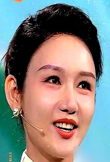 龙洋刚下春晚就崩溃了，躲在后台哭得浑身发抖。都说她挤走了董卿，没那两把刷子