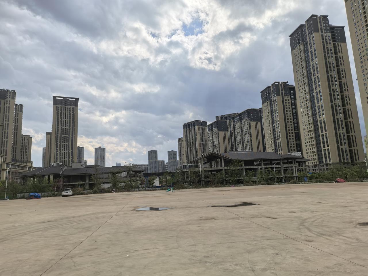 龙泉古镇，是由当时昆明抗把子开发商代建的一个差一步就建好了的古镇。前面有一个公园