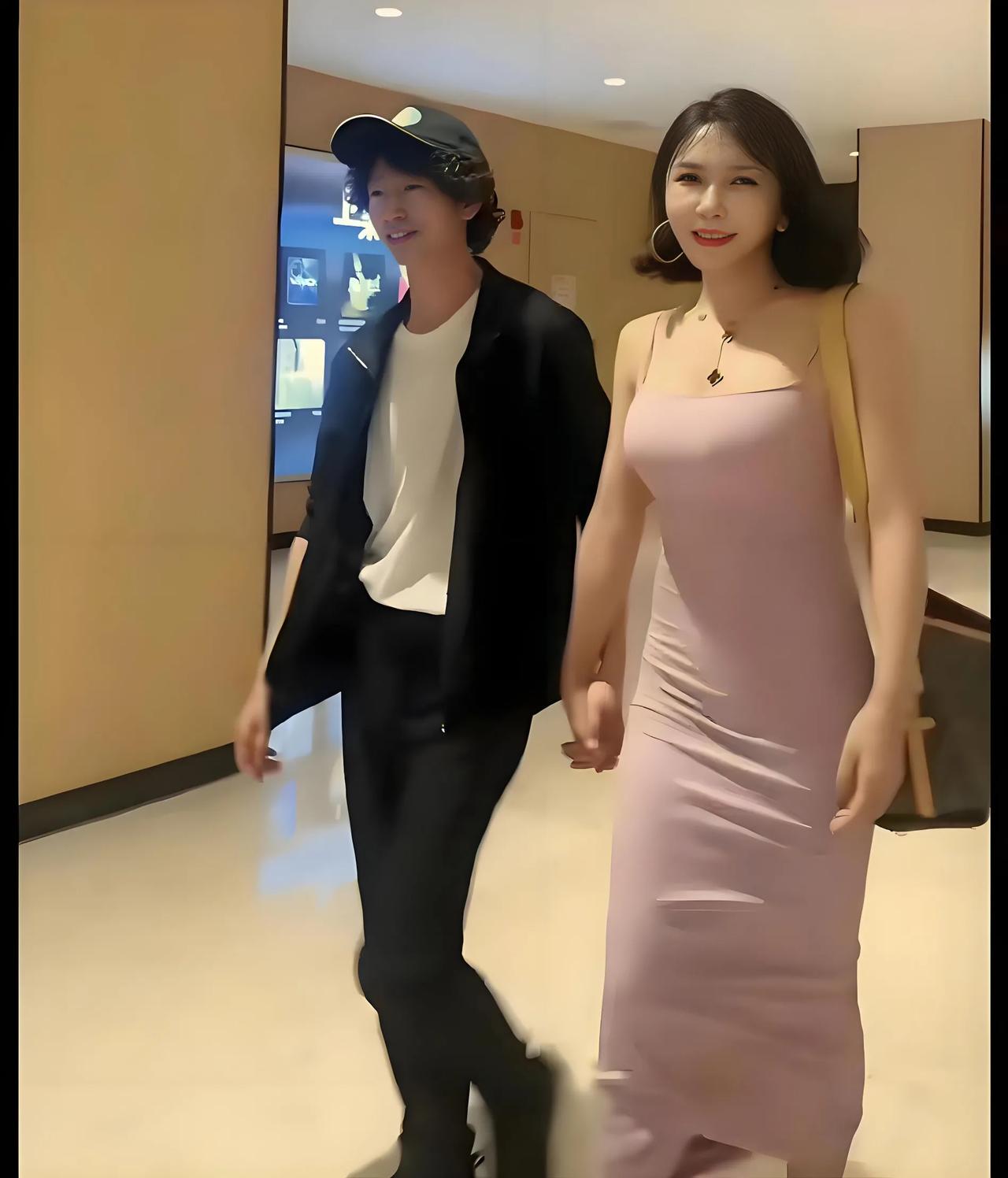 我去，官宣了？庞麦郎与龚玥菲十指紧扣现身演唱会。前两天，国内知名音乐人庞麦郎