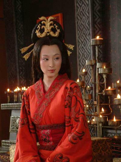 她50+了居然还停留在颜值巅峰，皮肤状态好到让人羡慕。不是说年纪大了就该显老，