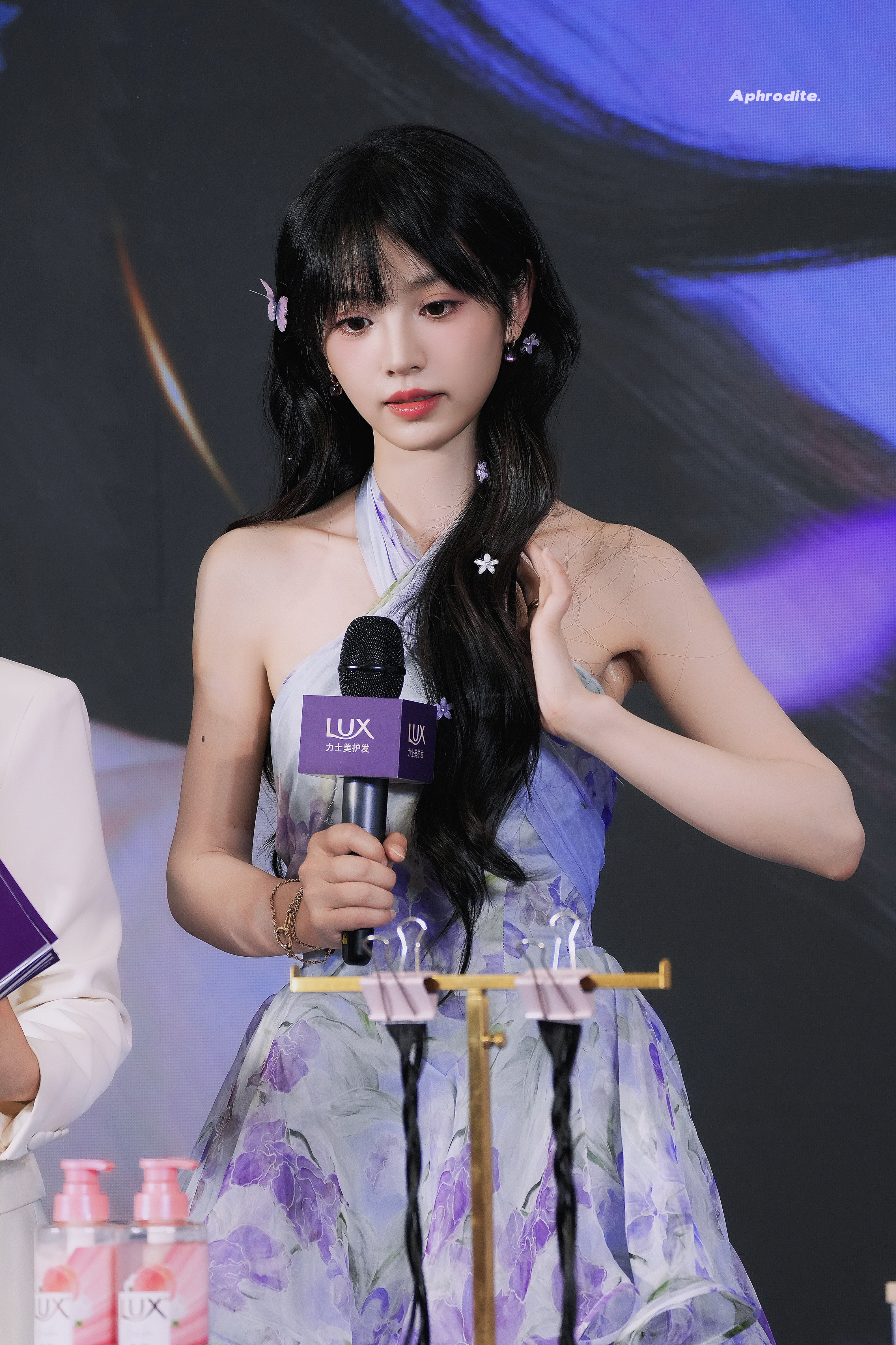 田曦薇似落入凡间的精灵，一袭淡蓝紫碎花挂脖长裙，层叠裙摆如梦幻羽翼。田曦薇紫色