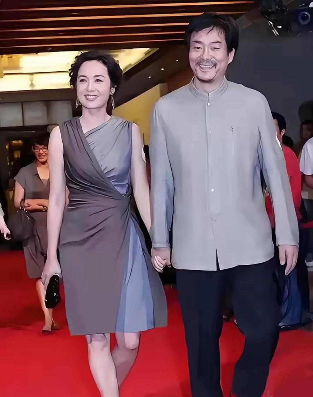 72岁濮存昕同框少女火了！松弛气质太绝了濮存昕依旧儒雅温润、气质不凡，可