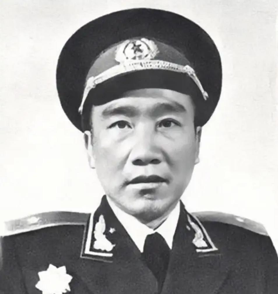 1955年大授衔时，少将段苏权突发脾气，竟当众将肩章扯下，并表示即使下葬也不穿军