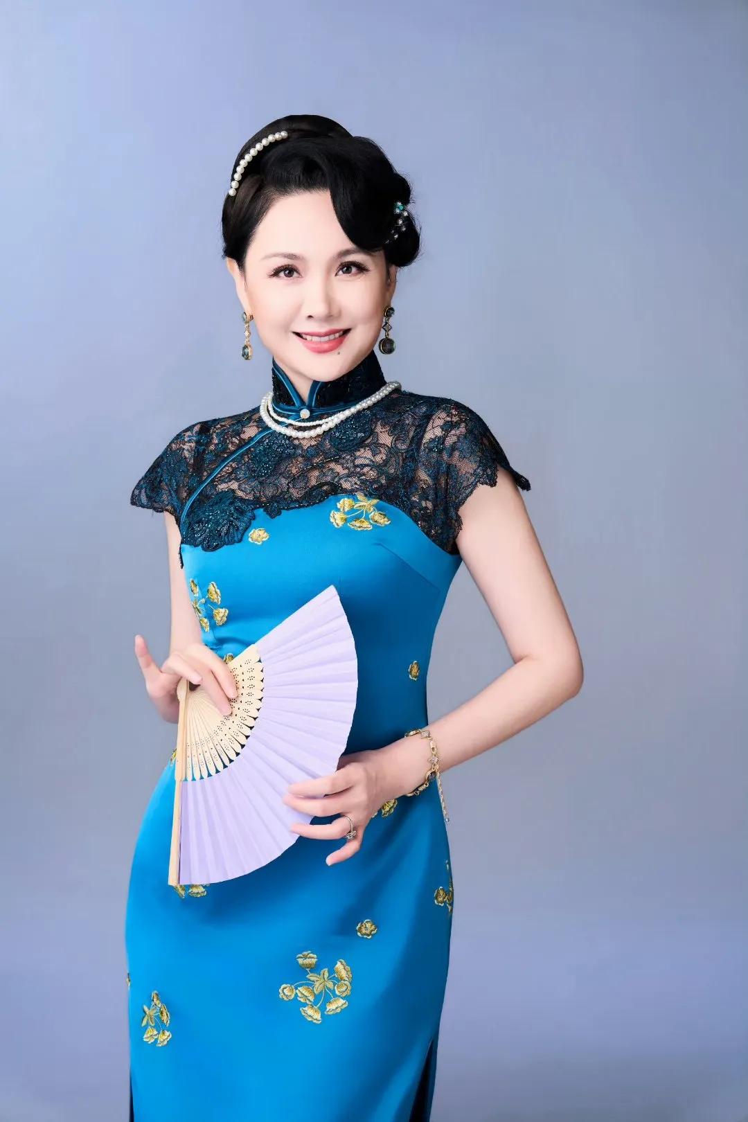 真的被这件旗袍美到了！鲜亮宝蓝色缎面，金色花卉刺绣精致大气，黑色蕾丝增添一丝柔