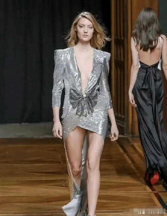 李沁真聪明，巧妙地在衣服胸口做了小处理，既大方又得体。