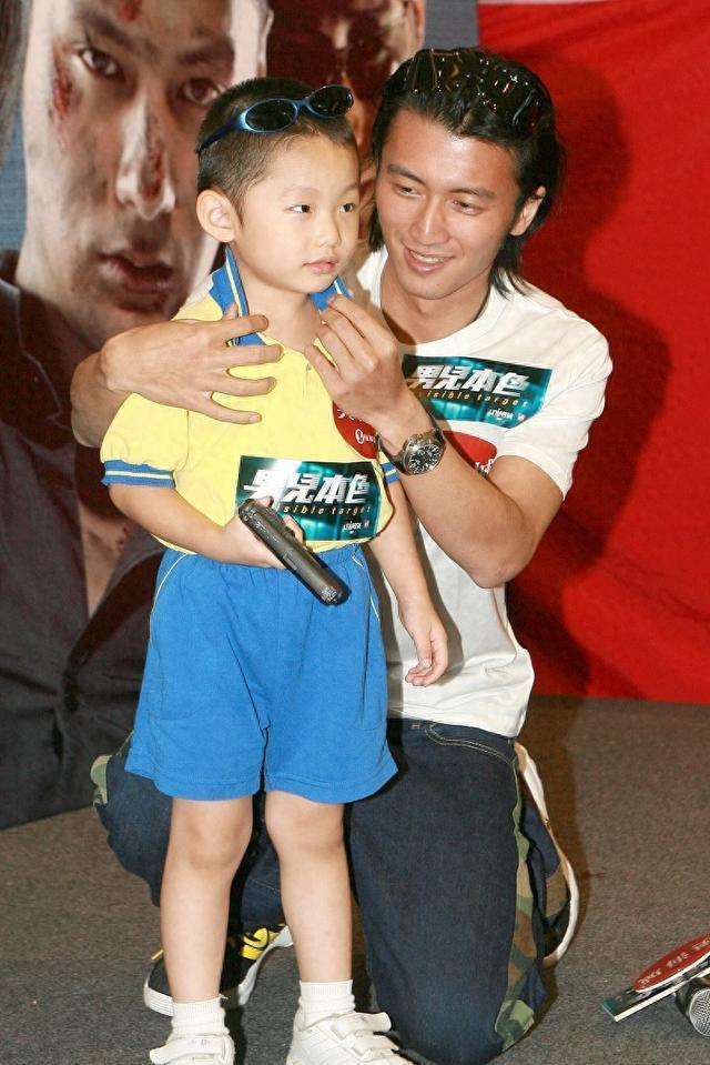 其实谢霆锋一直都特别喜欢小孩，早在结婚之前、单身的时候，他就很喜爱孩子。他和小朋