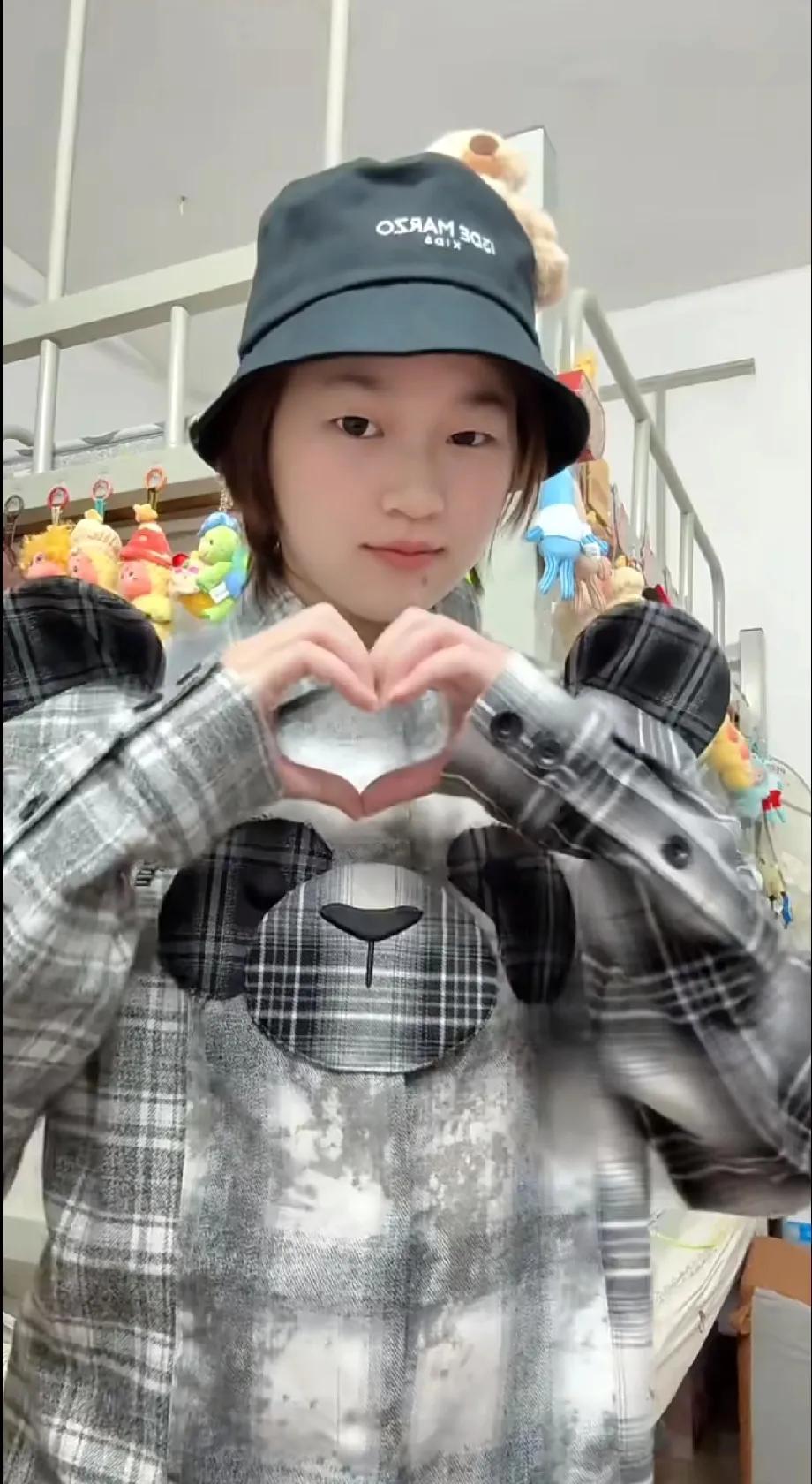 全红婵寝室日常太可爱啦最近看到全红婵在寝室里的画面，真的被这个可爱的小姑娘