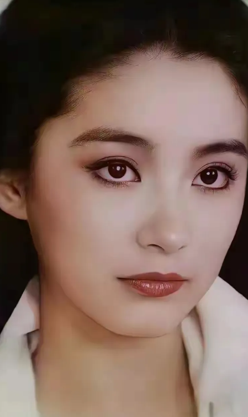 好漂亮的美女啊！个个貌美如花似玉，温婉大方。林青霞太美啦！一双迷人的大眼睛真