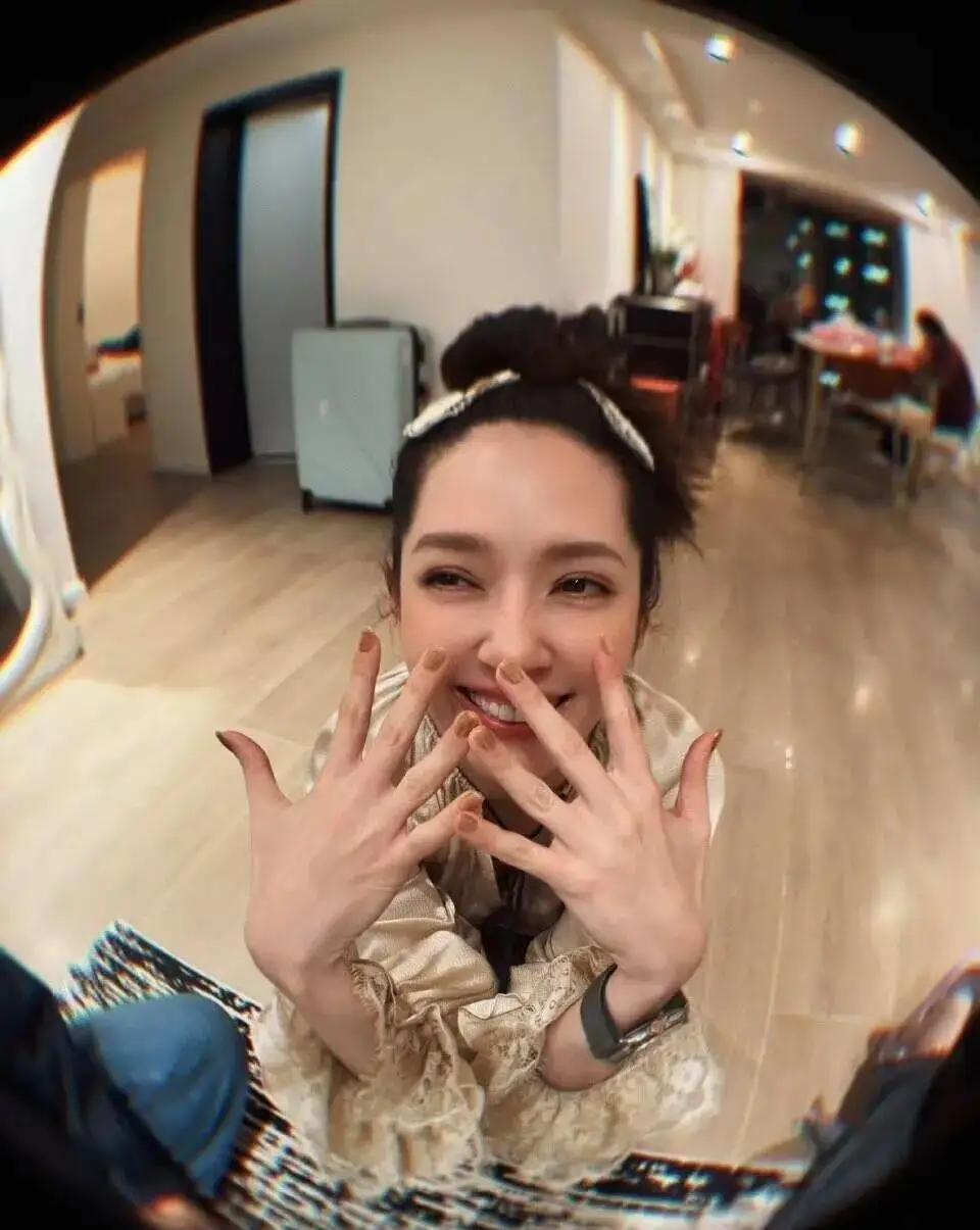 郭碧婷和向左之间的关系一直都是靠着金钱来维持吗？郭碧婷自己都说，目前和向佐呢，