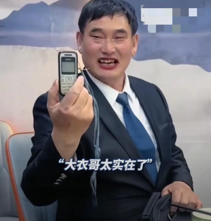 大衣哥朱之文就空白纸签名并标注日期引发的争议作出回应，称因心疼粉丝远道而来，出于