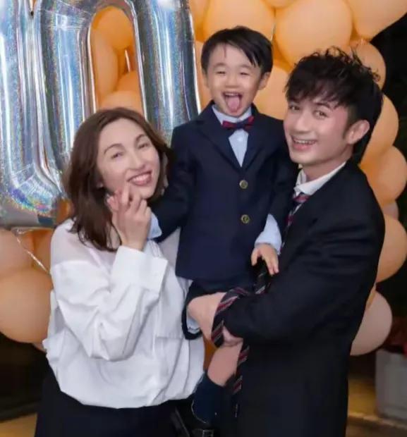 香港娱乐圈真的一个比一个敢生！黄泽锋老婆58岁怀二胎，古巨基老婆52岁生儿子，刘