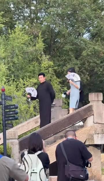 网友偶遇陆毅鲍蕾逛古城，50岁的陆毅发福了，穿着长衫很有书生气！