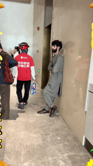 这个老外长得好特别啊？尤其是他身上穿的衣服看起来真是很有特色。从他的相貌和穿