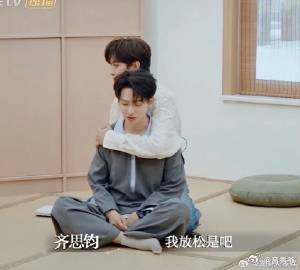 王敬轩给齐思钧矫正背午休秒变养生好时光，助力团齐做“古偶式”养生操。李晟打坐宛