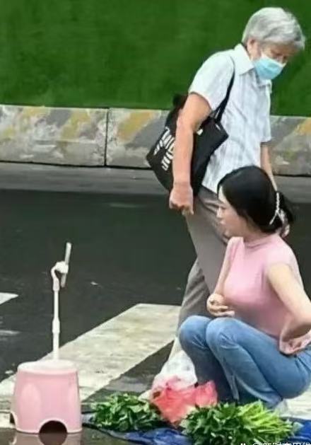 老太太一脸嫌弃，这到底是卖菜还是拍视频！