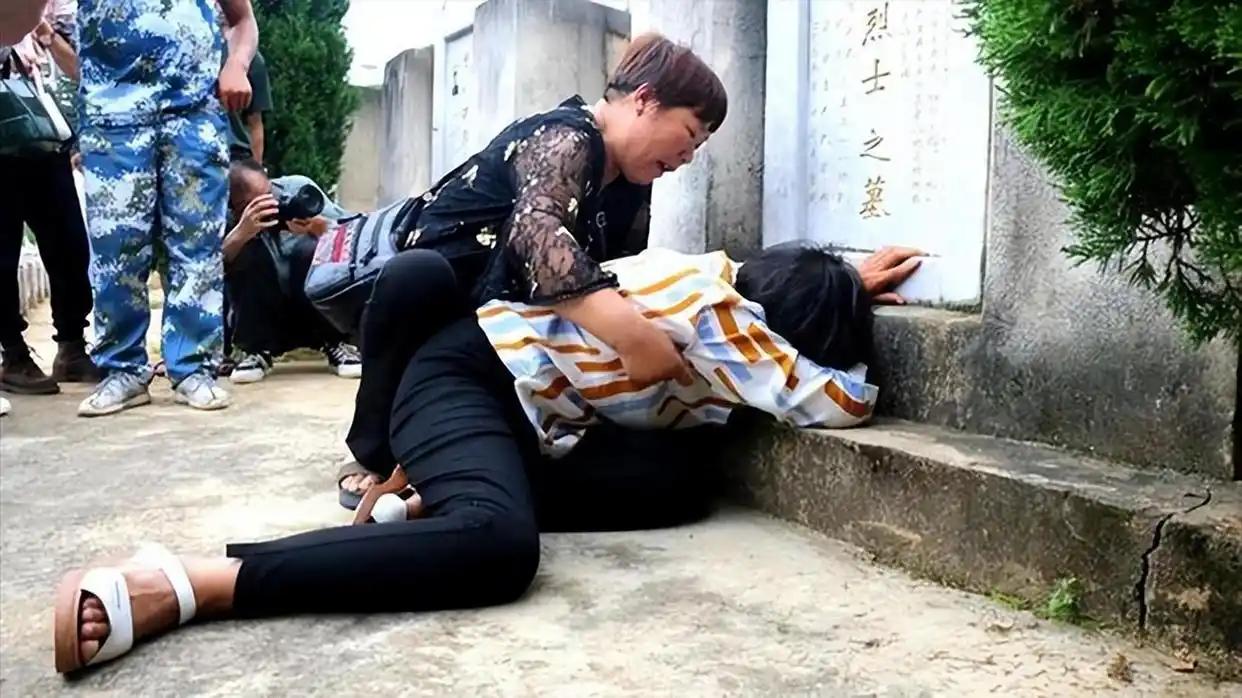 1984年，新婚三天的丈夫，上前线打仗不幸牺牲。不料，她的妻子却立马改嫁给了他的