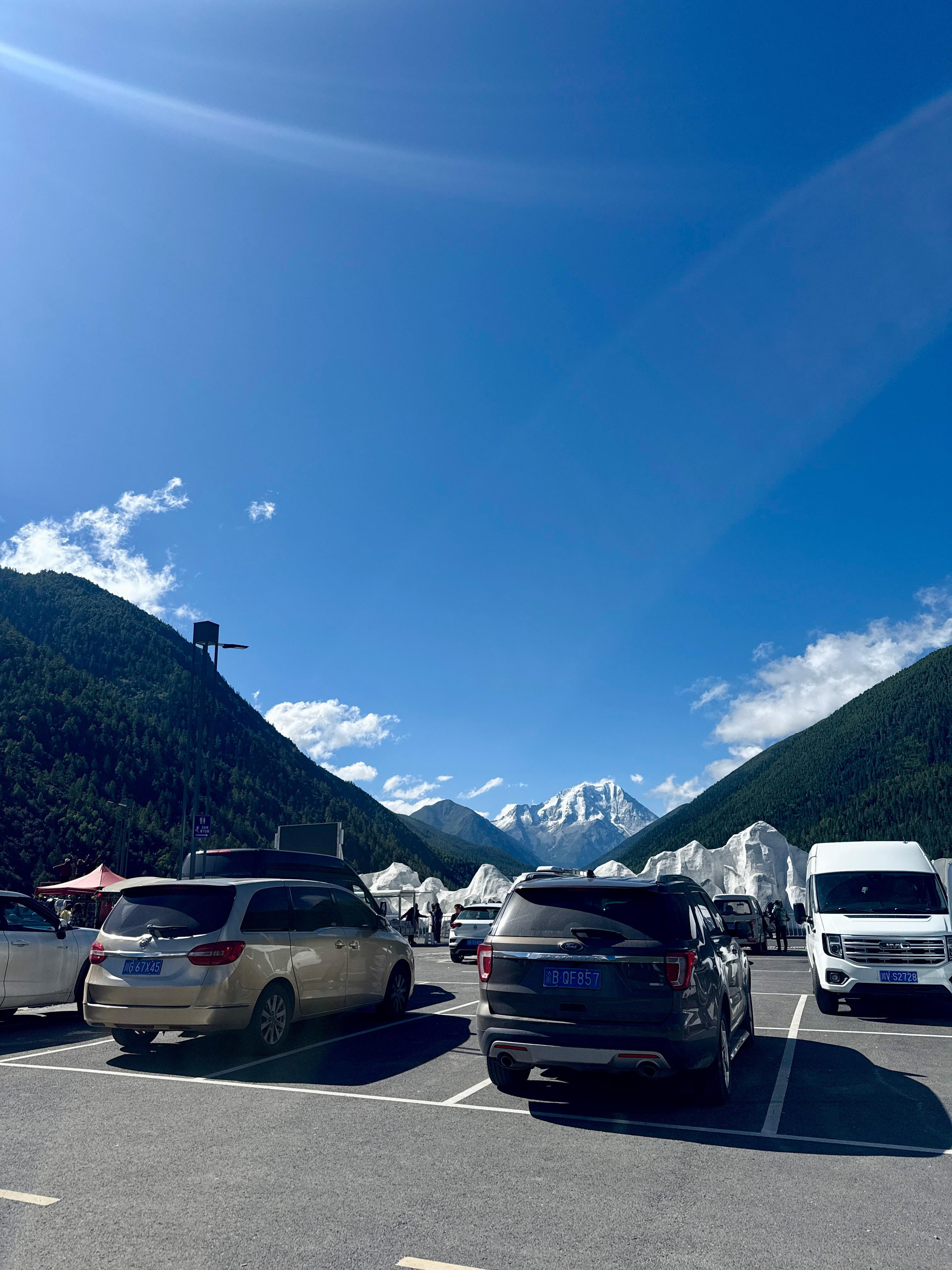 川西旅游分享～我报的是四天的8人旅游团一个人1400左右这个费用只包含车费➕这