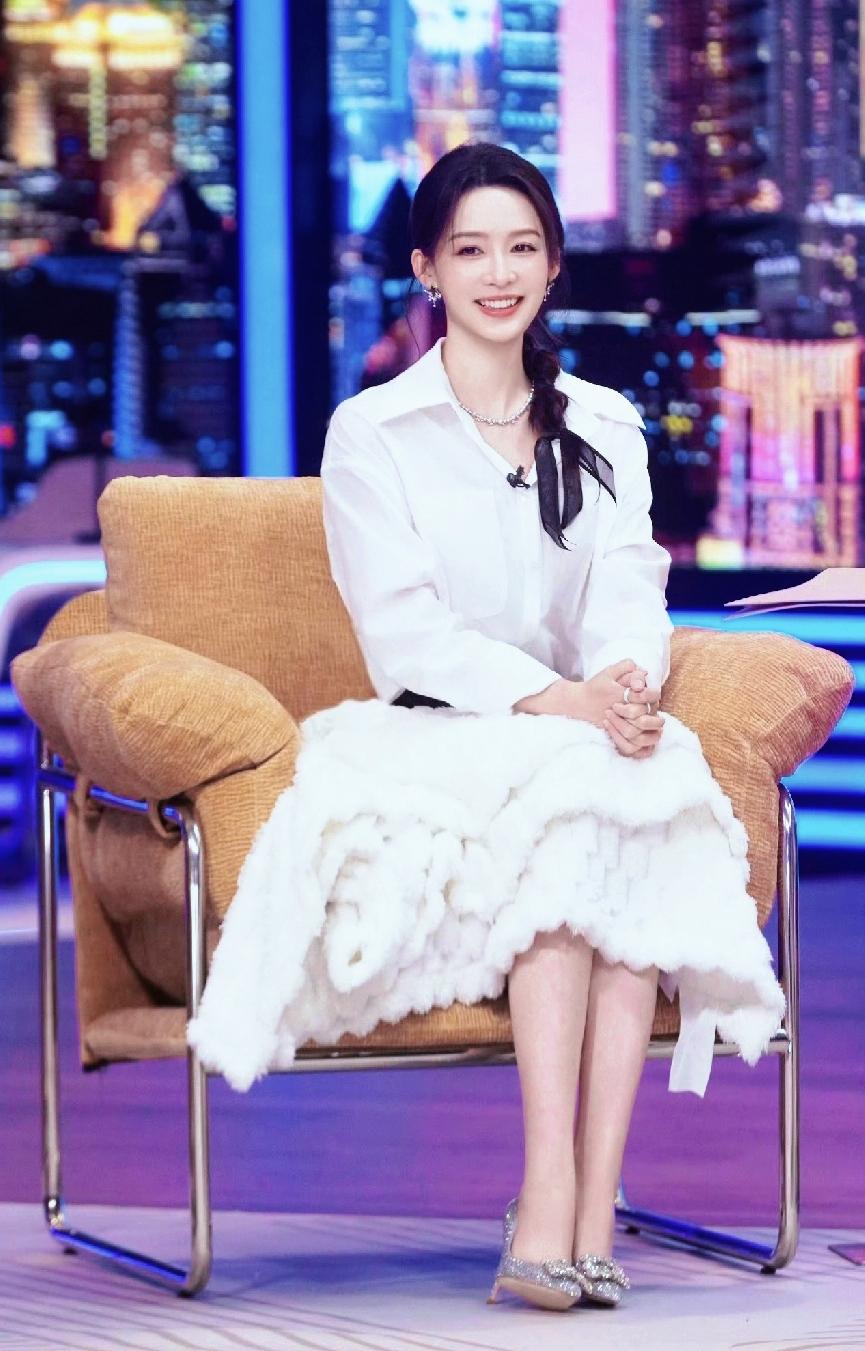 @李沁最新～你笑起来真好看，像盛开的花儿一样[比心]