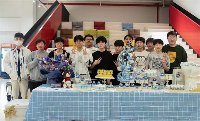 JackeyLove庆生收30万的车子、几千块的蛋糕, LCK观众都被酸到了