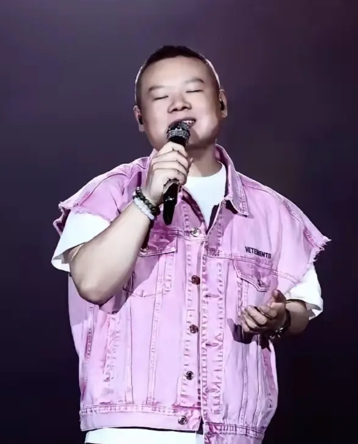 这年头开演唱会，不是明星也可以随便开了吗？演唱会大家闭着眼都知道是歌星才可以