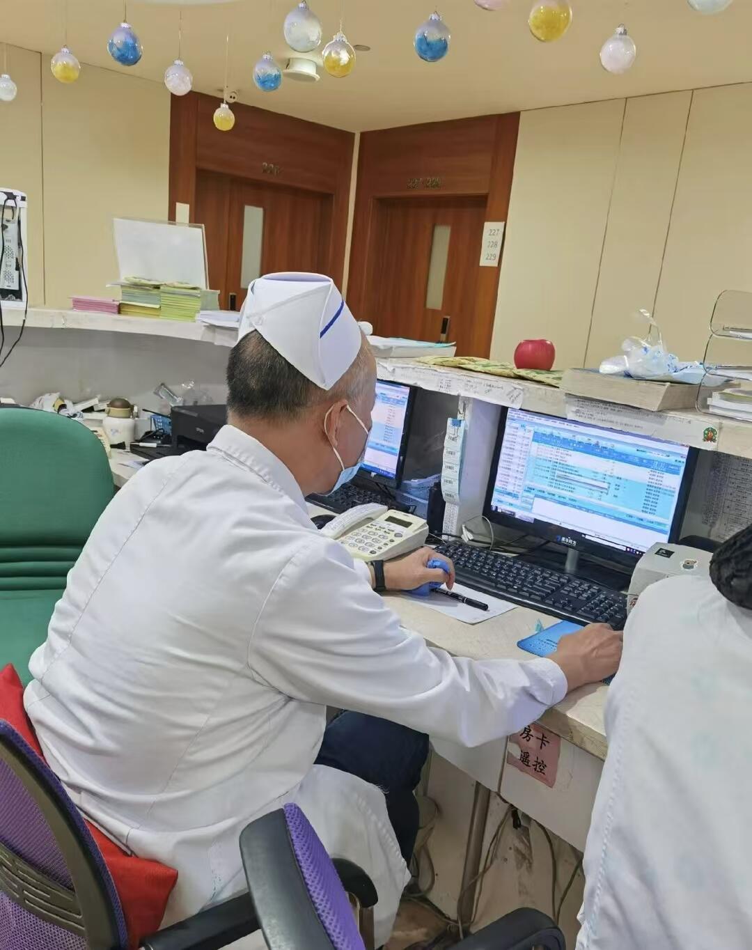 医院缺护士让大爷顶上哈哈哈哈，现在有那么缺护士吗？？