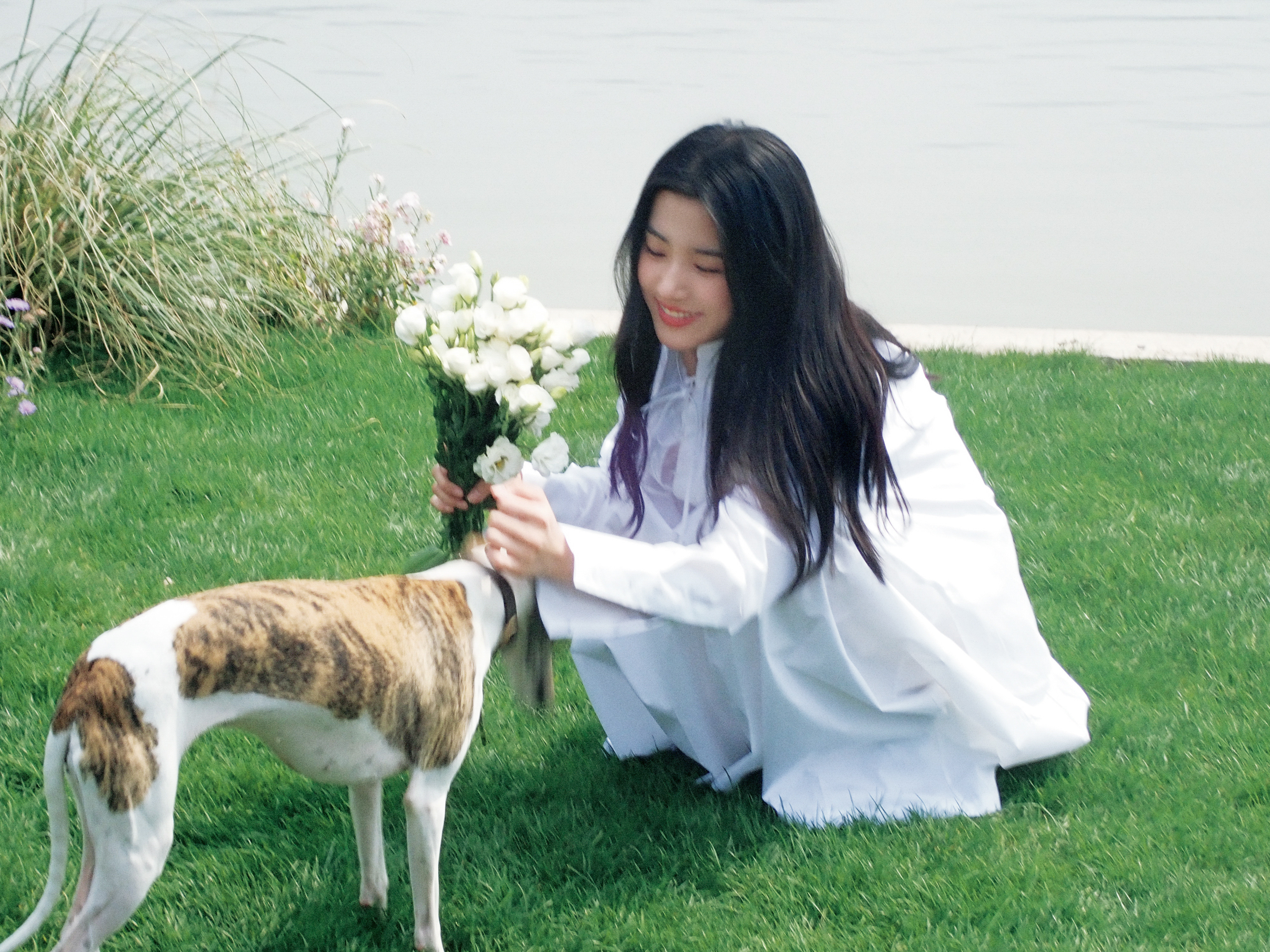 卢昱晓侧脸捧花氛围感写真，清新治愈​​​