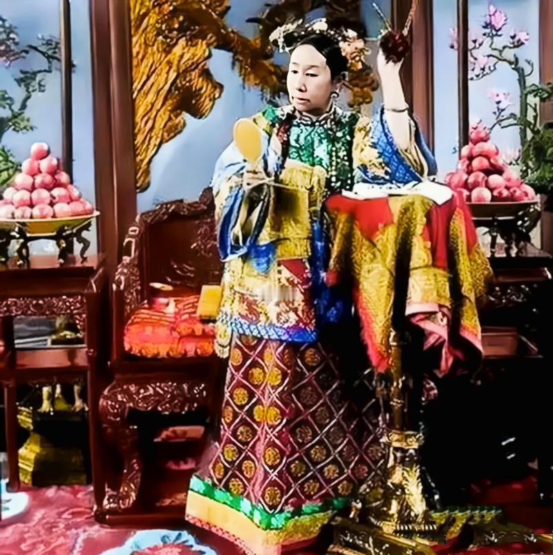很多人以为李莲英得宠，是因为伺候慈禧洗澡这种私密事，其实清宫沐浴根本轮不到他插手