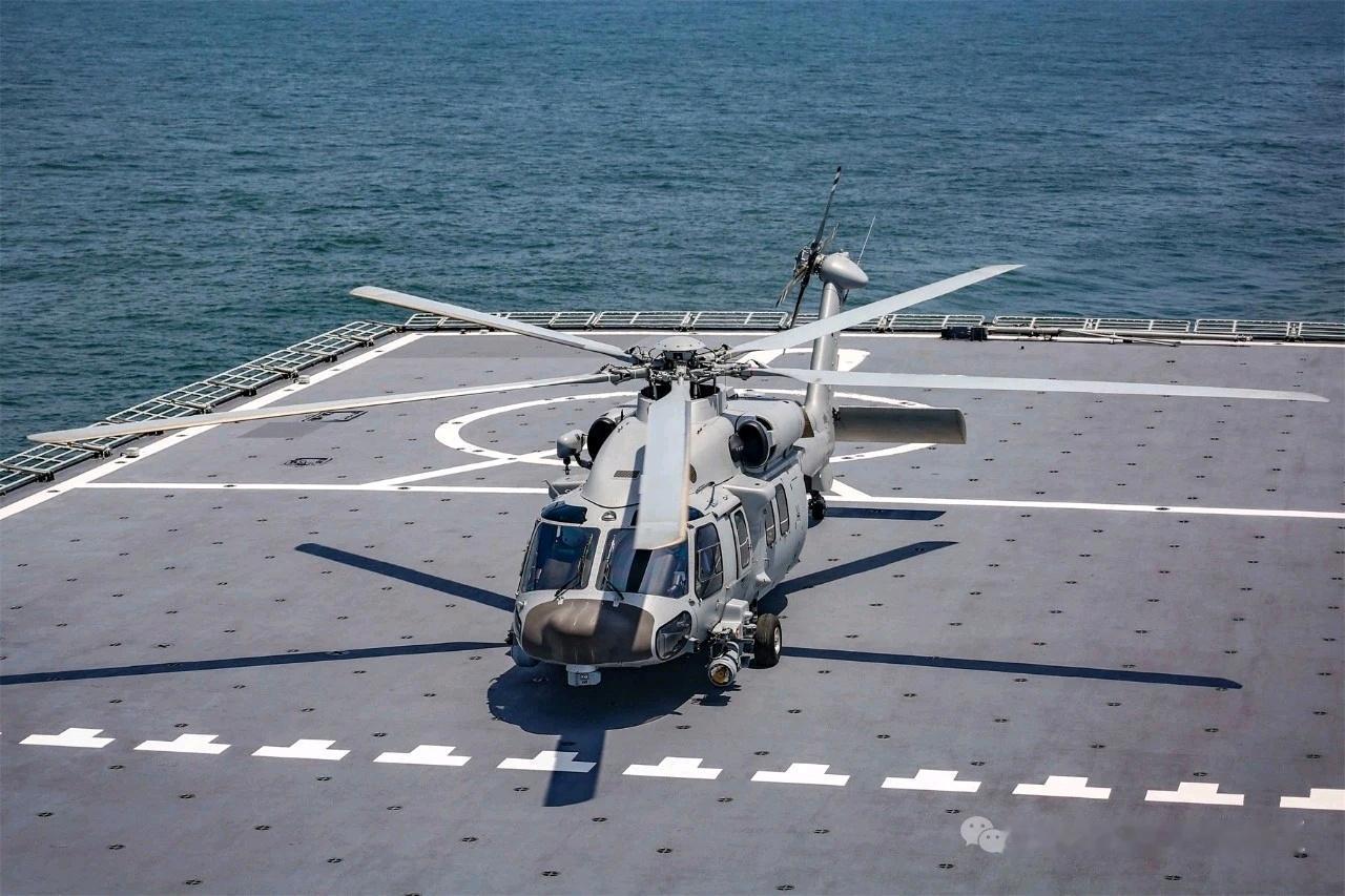直-20和071型两栖登陆舰同框，包括直-20KS、直-20J舰载机，很明显海军