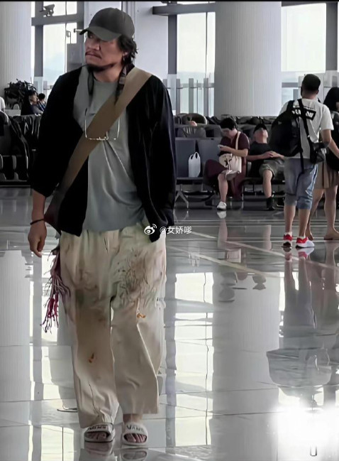 你以为他是个流浪汉，其实人家穿的是巴黎世家