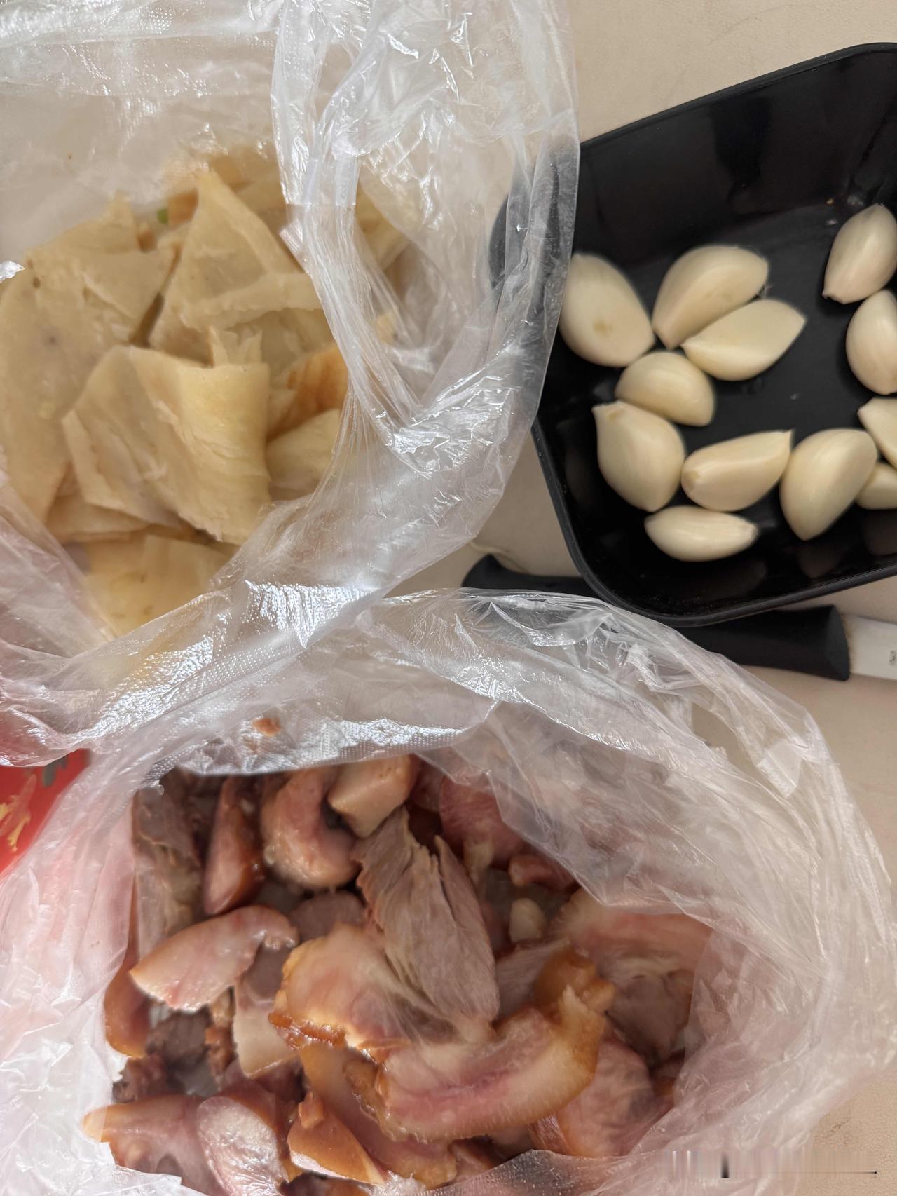 早饭也可以这样吃。2026年7月20日，我的早餐：市场上买回来的熟食猪头肉