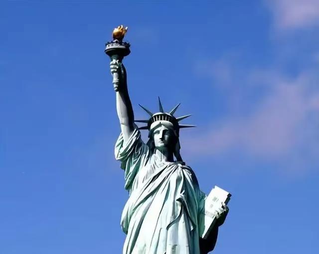 分享几句直击灵魂的话：“当今世界最大的威胁不是战争，而是权贵阶层的腐败与盘根错