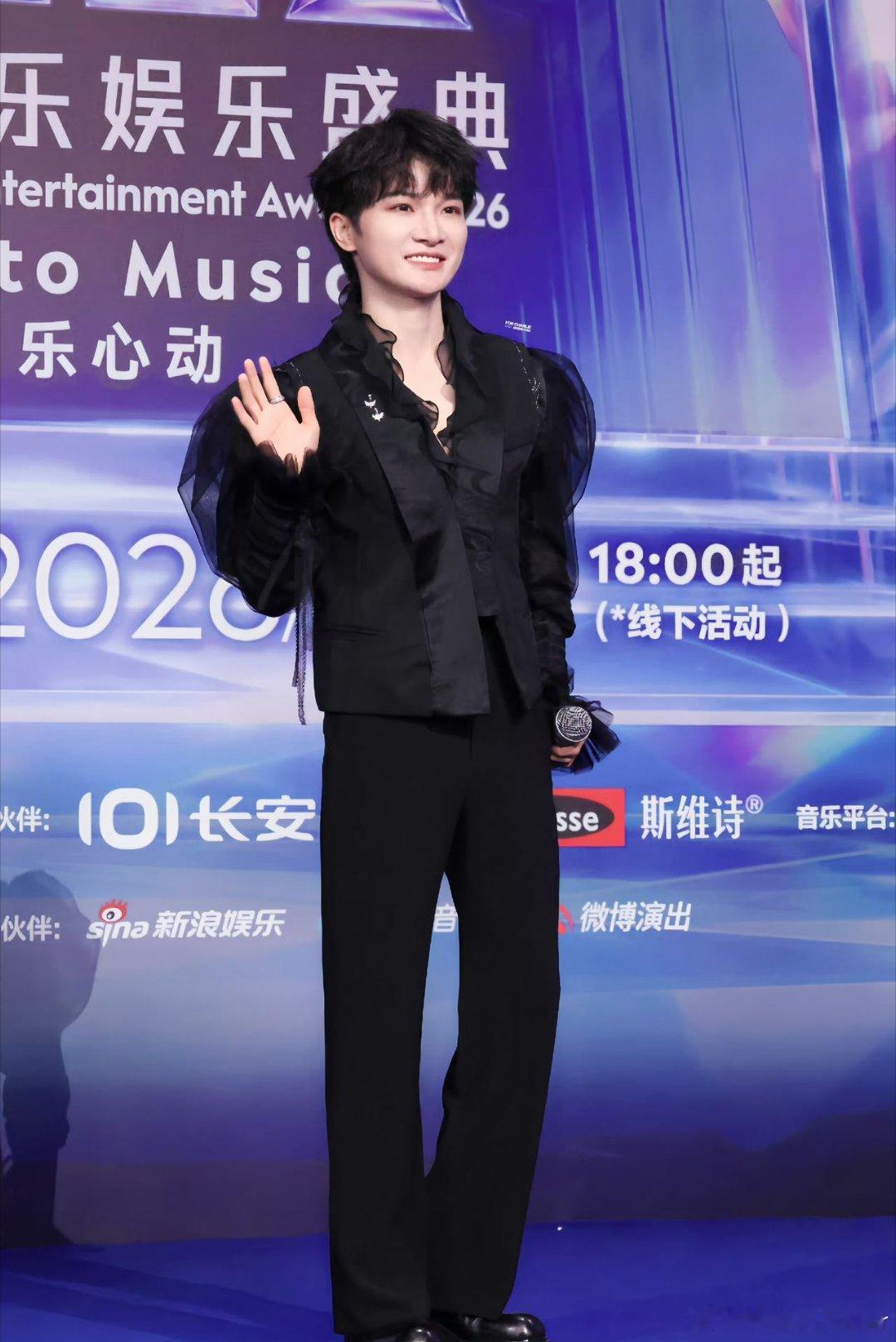 周深穿未完成作品走红毯红毯高定巧思满满，借服装诉说不必被一时定义，心怀长远，这