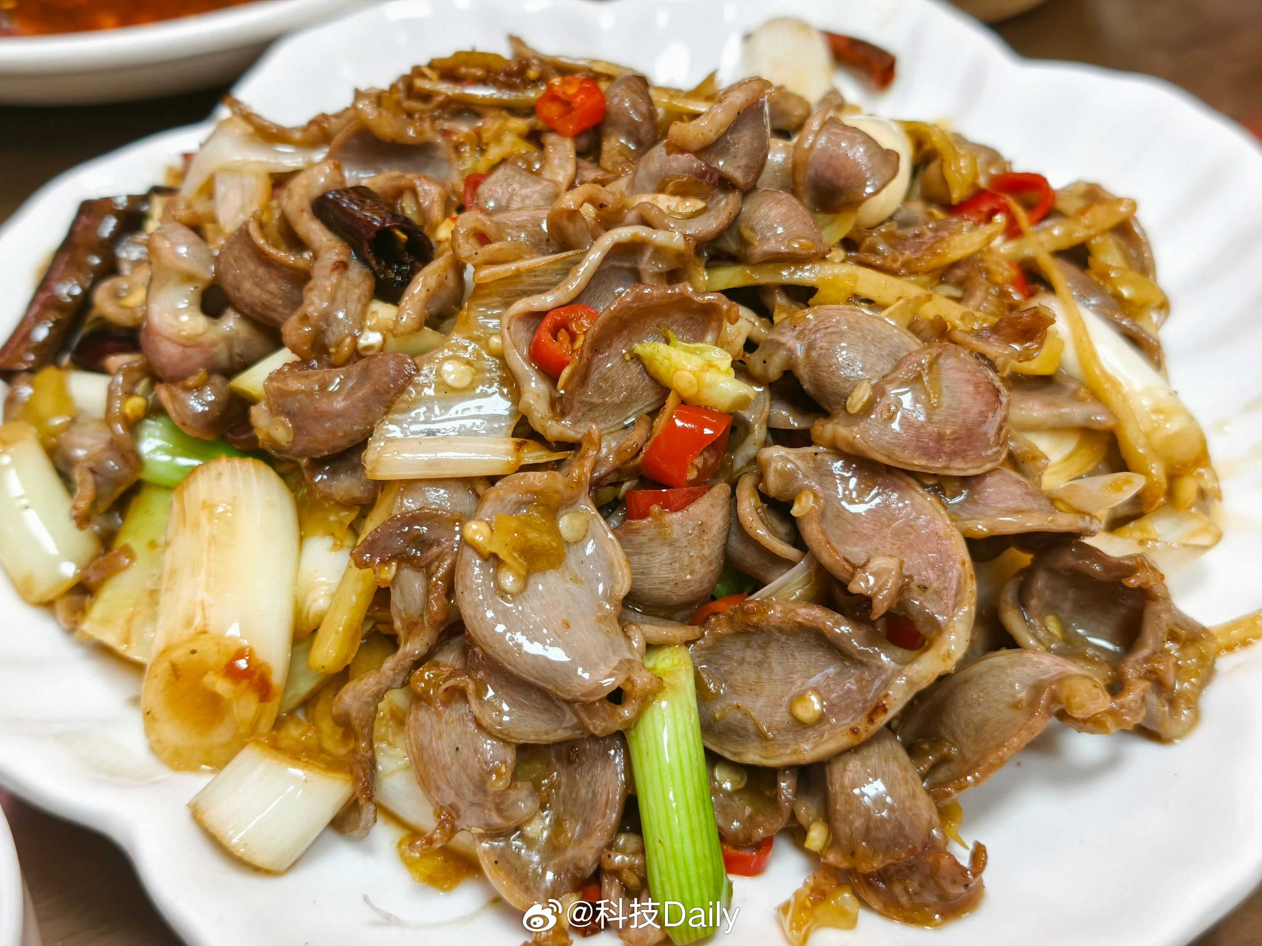 200万火锅店营业额990现在很多餐厅装修的很豪华，但是菜品一言难尽，说实话这