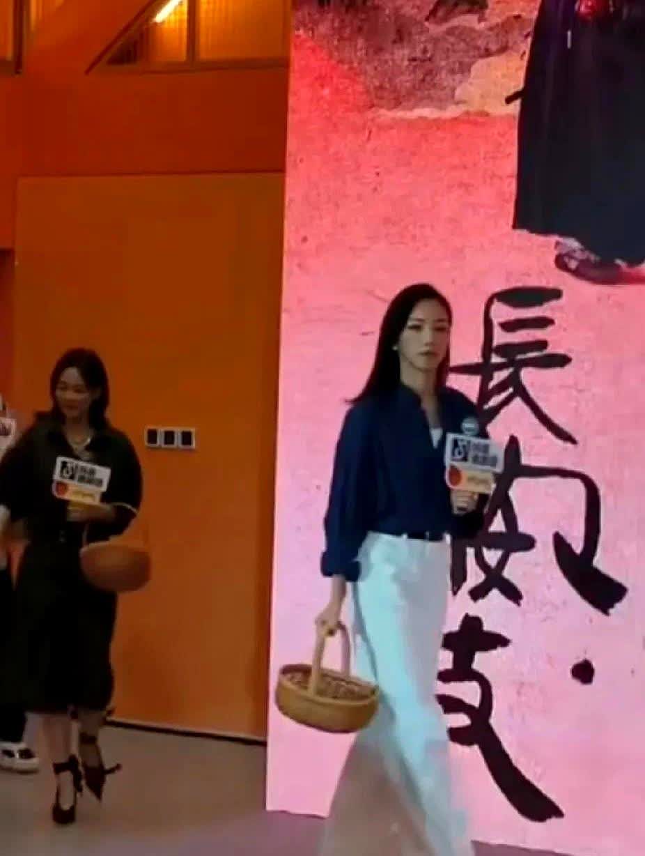 要说这那尔那茜的心理承受能力也是真强，现场活动，演员正登场，台下就有女观众大喊了