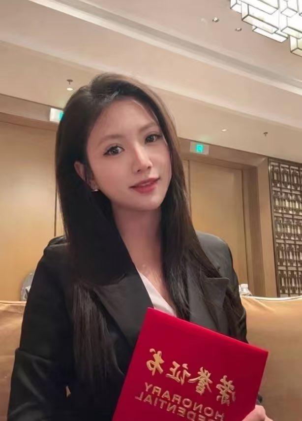 五年六段婚姻，女儿没一个爹——广东地产销冠王嘉薇，翻车翻得彻底。浮云地产的传