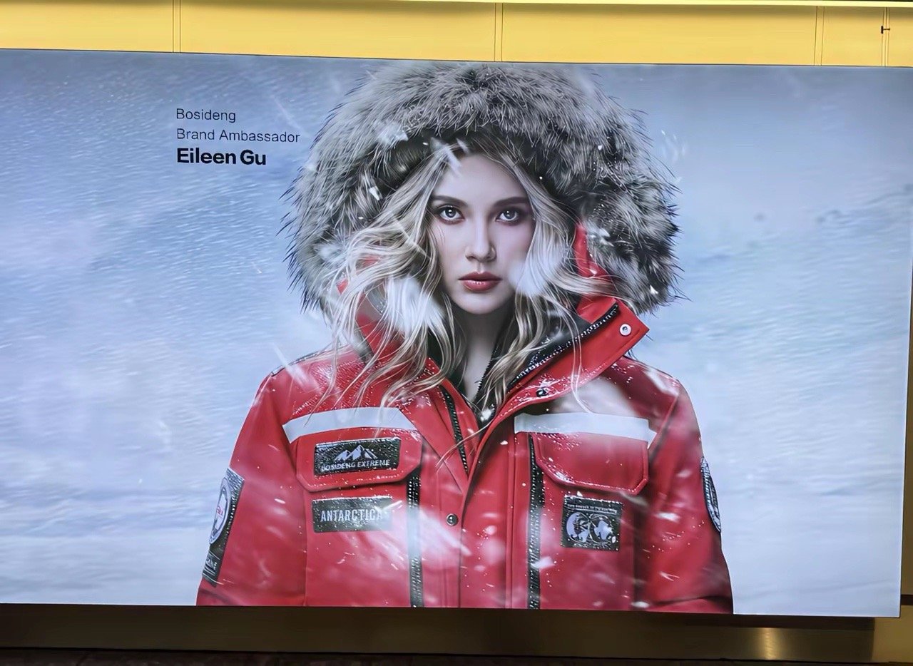 中国体坛现役唯一世界巨星。位于英国伦敦希思罗机场的谷爱凌巨幅广告