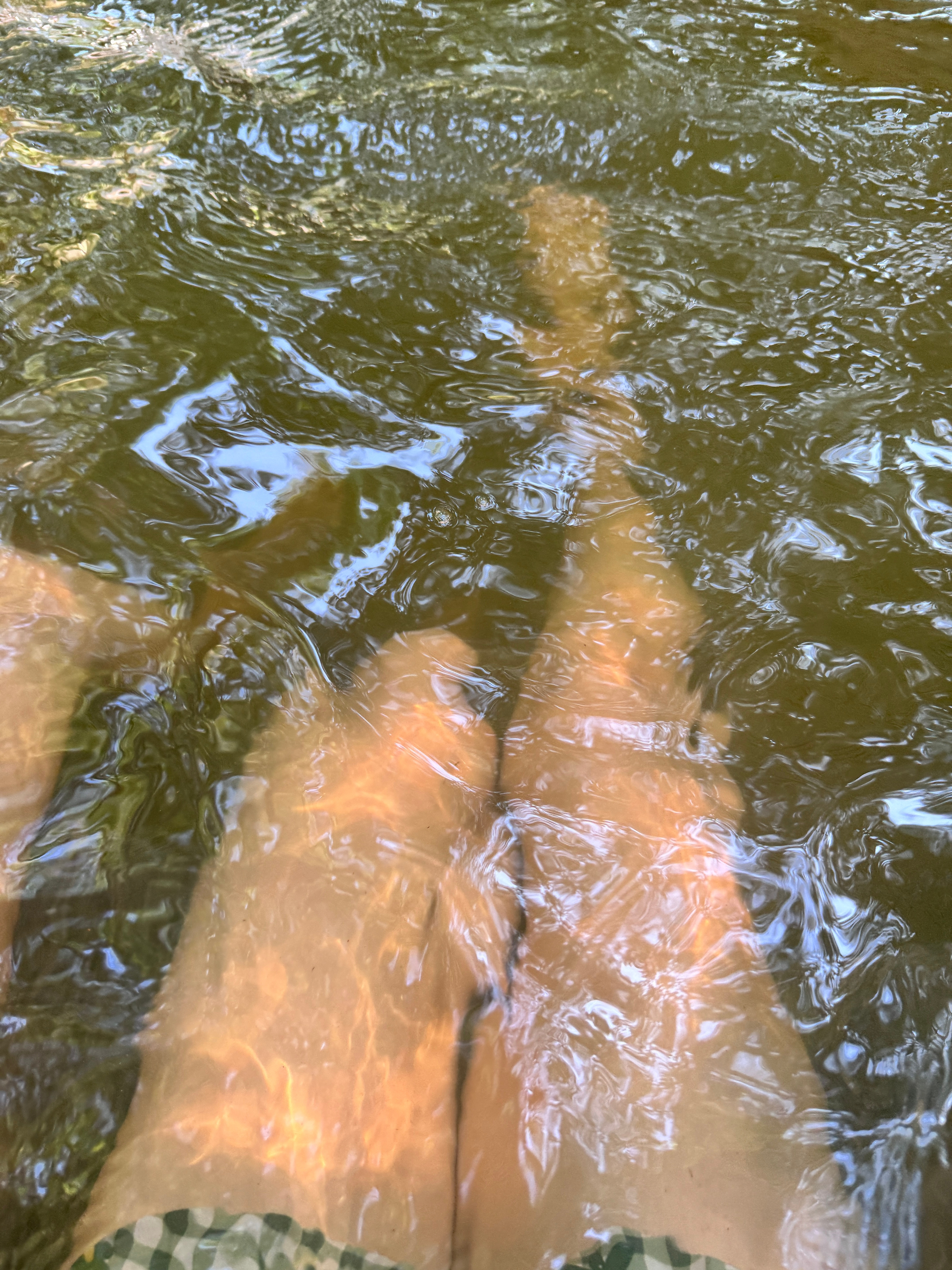 这么大一个露天温泉汤，那么多人，居然一个有腹肌的帅哥都没看到，好身材的美女倒是挺