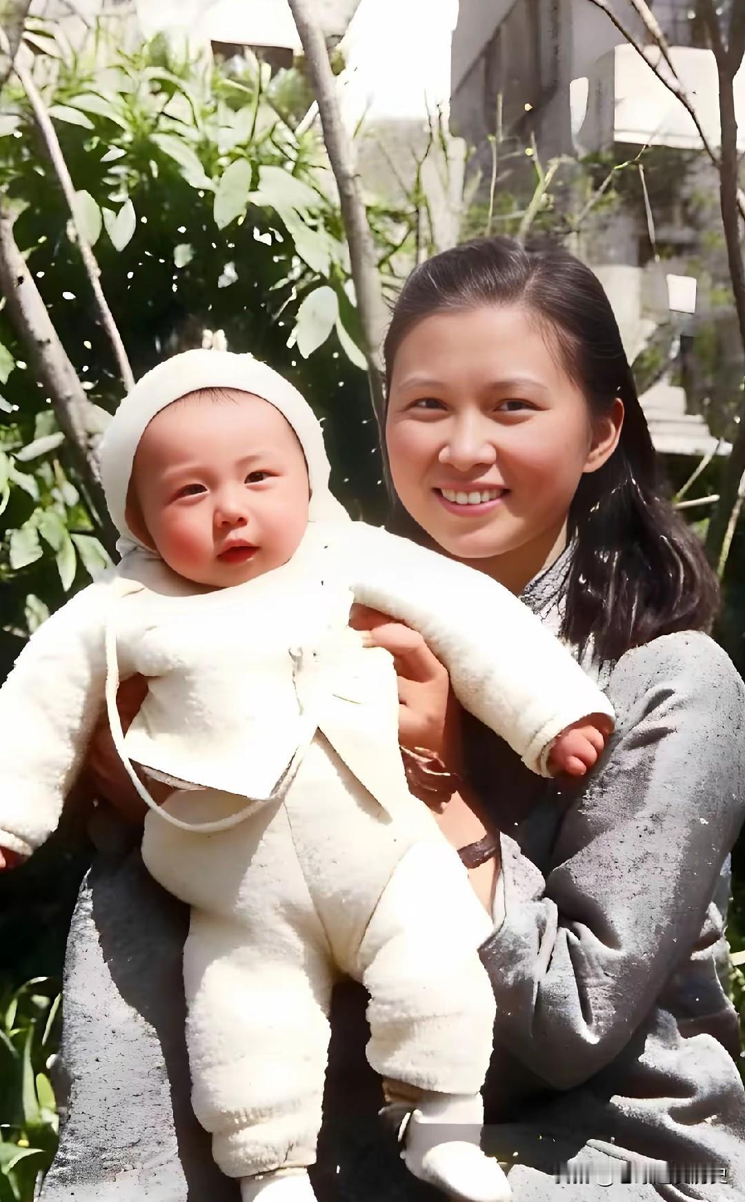 这张温馨的照片拍摄于1942年的江苏扬州，粟裕的妻子楚青，怀抱着刚出生不久的儿子