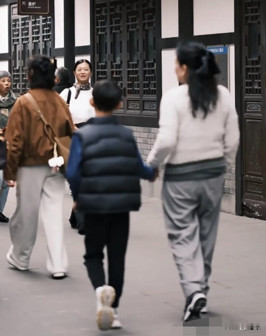 隔辈亲！张兰是真真疼爱小箖箖啊！祖孙两个不是搞笑对话，就是亲密手拉手。虽然小箖