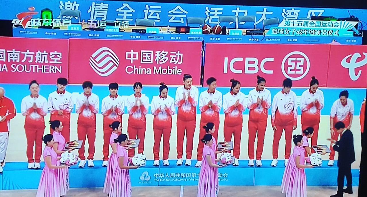 四川女篮为何会败给广东女篮，答案就是球员们太安逸了。做为球队主心骨，李梦只得2