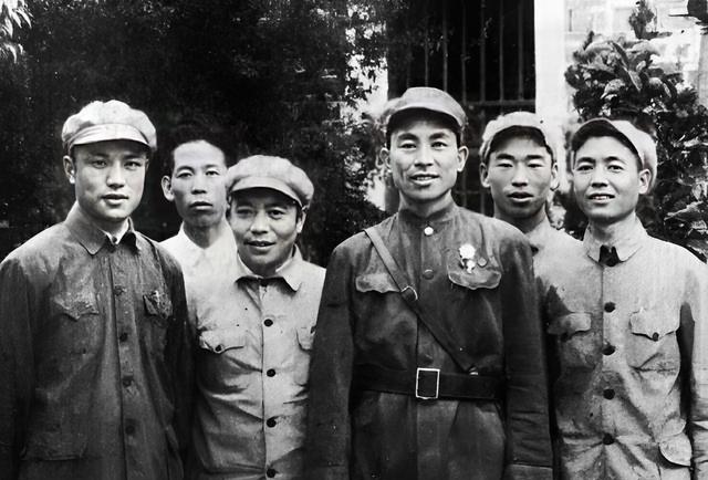 朝鲜战争中，一位排长带着几个战士爬上了山头，没想到却发现其他营的战友和几百名美军