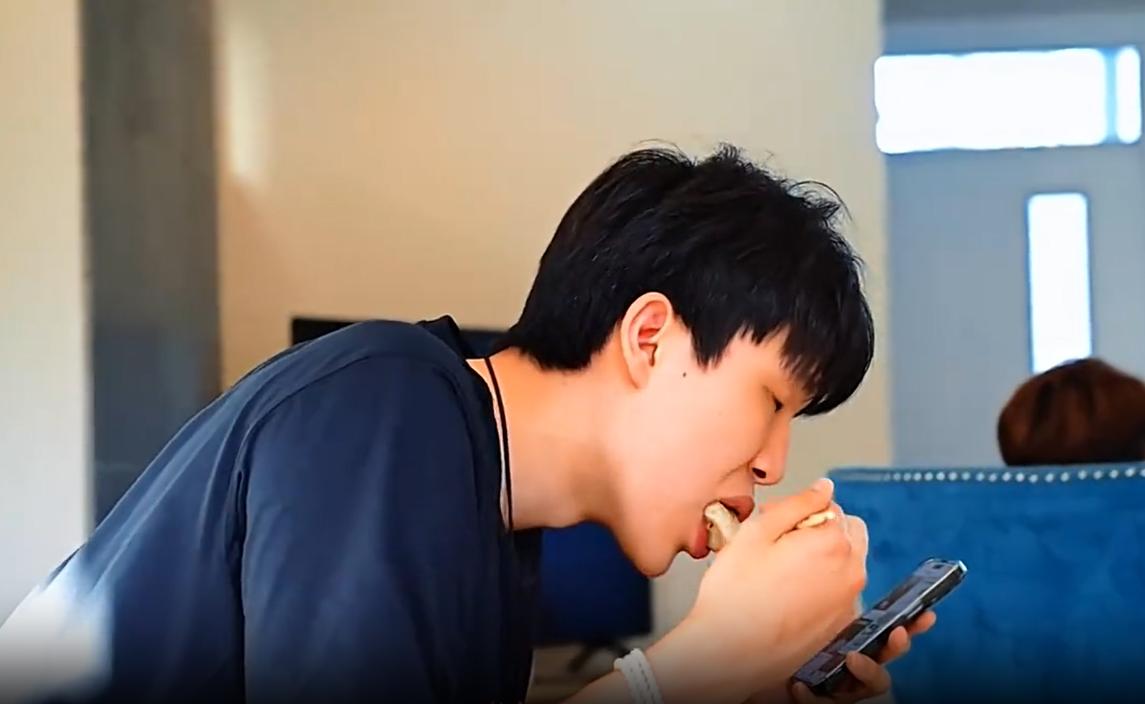 真香！杨瀚森吃上妈妈做的饺子，球迷：隔着屏幕都感受到了香喷喷的味道。目前，杨瀚