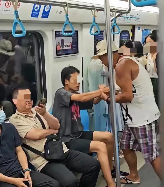 上海地铁应开辟银发车厢地铁座位争端上海地铁，老人与年轻人为了座位而冲突之事