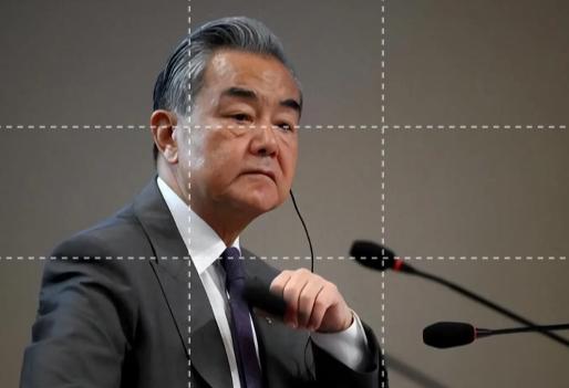 全球“赌徒”已经下注，就等中美开打！此时我们王毅外长怒斥道：“弱肉强食的丛林法则