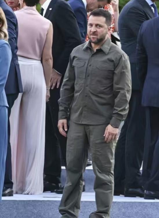 一片哗然！泽连斯基简直成了无期限总统。当地时间1月14日，乌克兰最高拉达（议会）