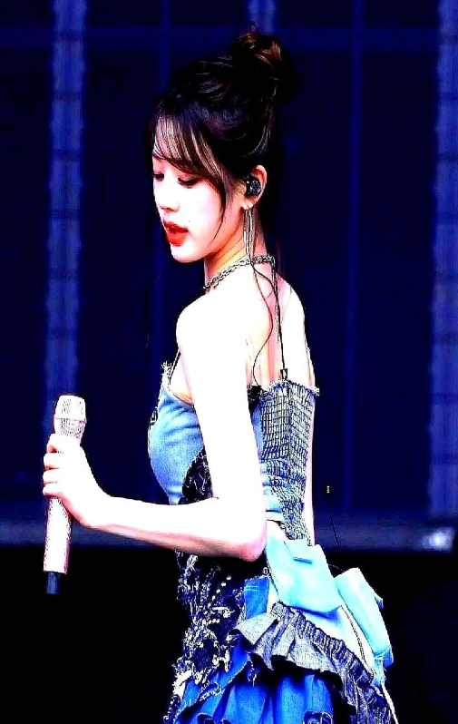 张元英穿条短裤，全韩国炸了。不是她多敢穿，是没人敢再装了。Puma卖断货，百