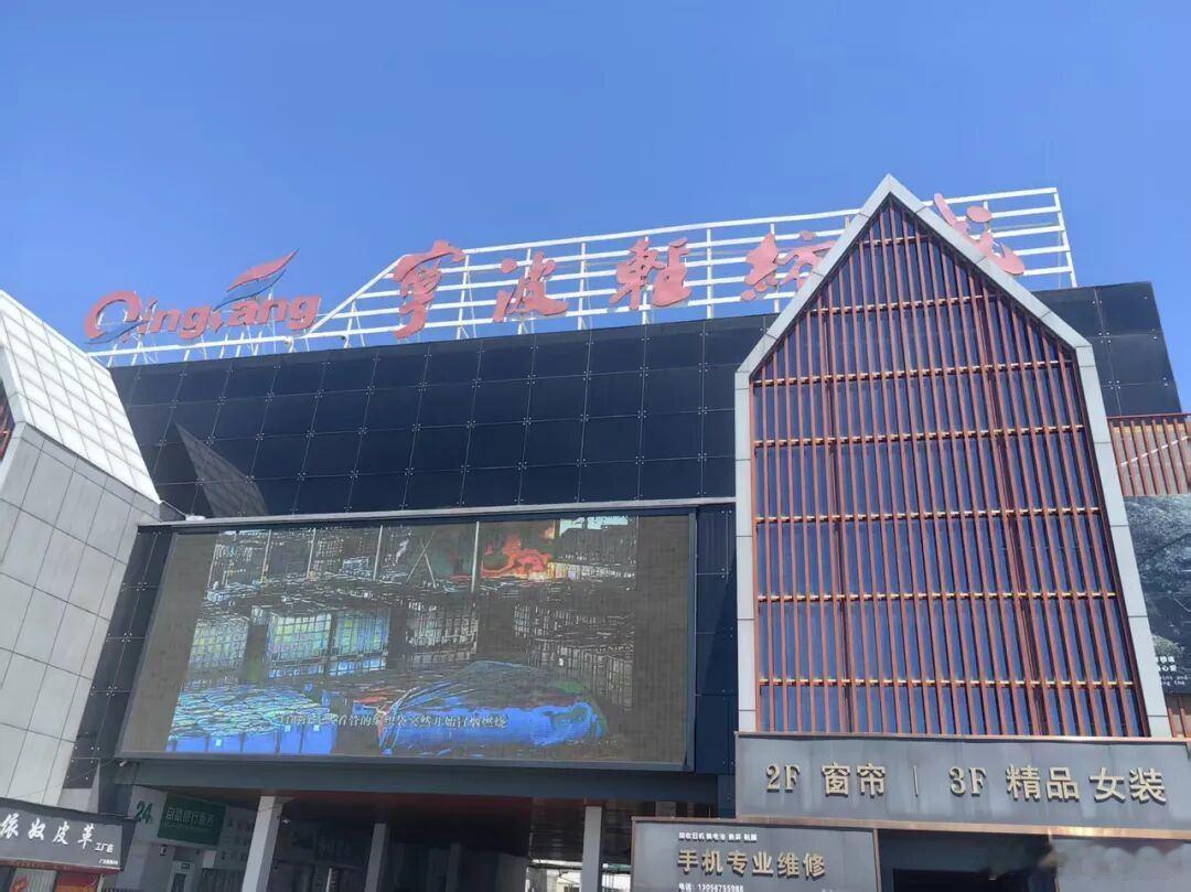 【LV起诉宁波轻纺城商户频繁维权只为守住品牌商标溢价】近日，LV母公司路易威